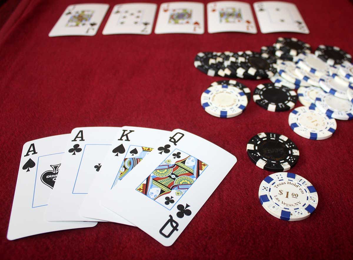 Luật chơi Poker Omaha với hình ảnh minh họa